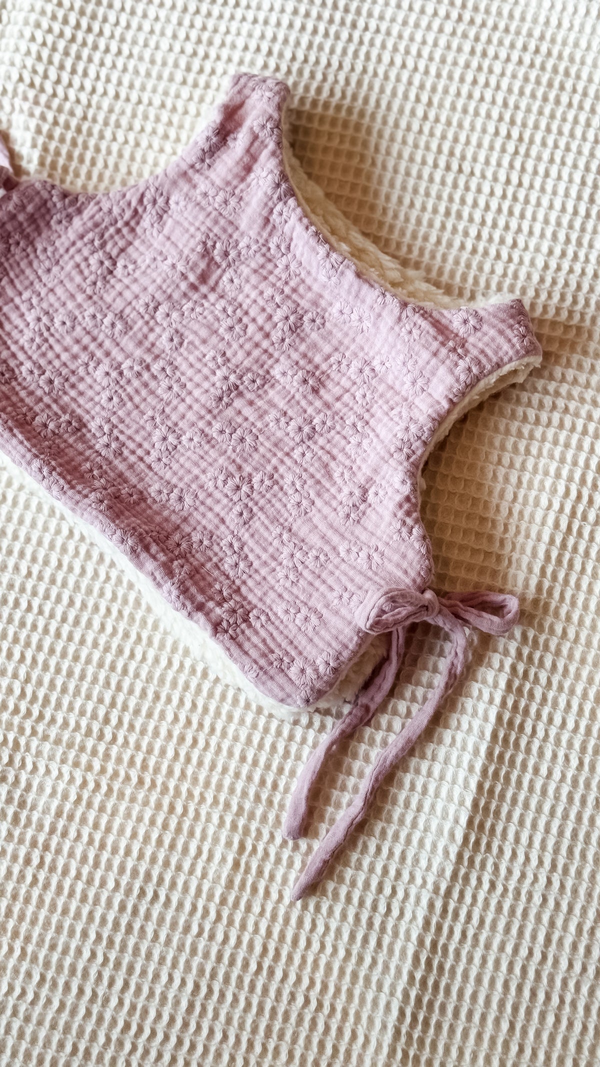 Vest i bomull teddy med knyting under armene - rosa musselin