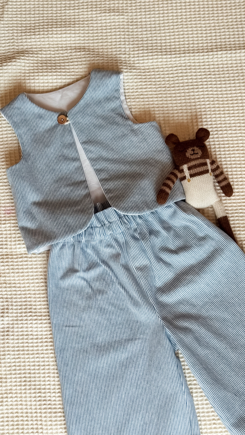 Vest i denim str. 62-68 og 98-104 med knapp