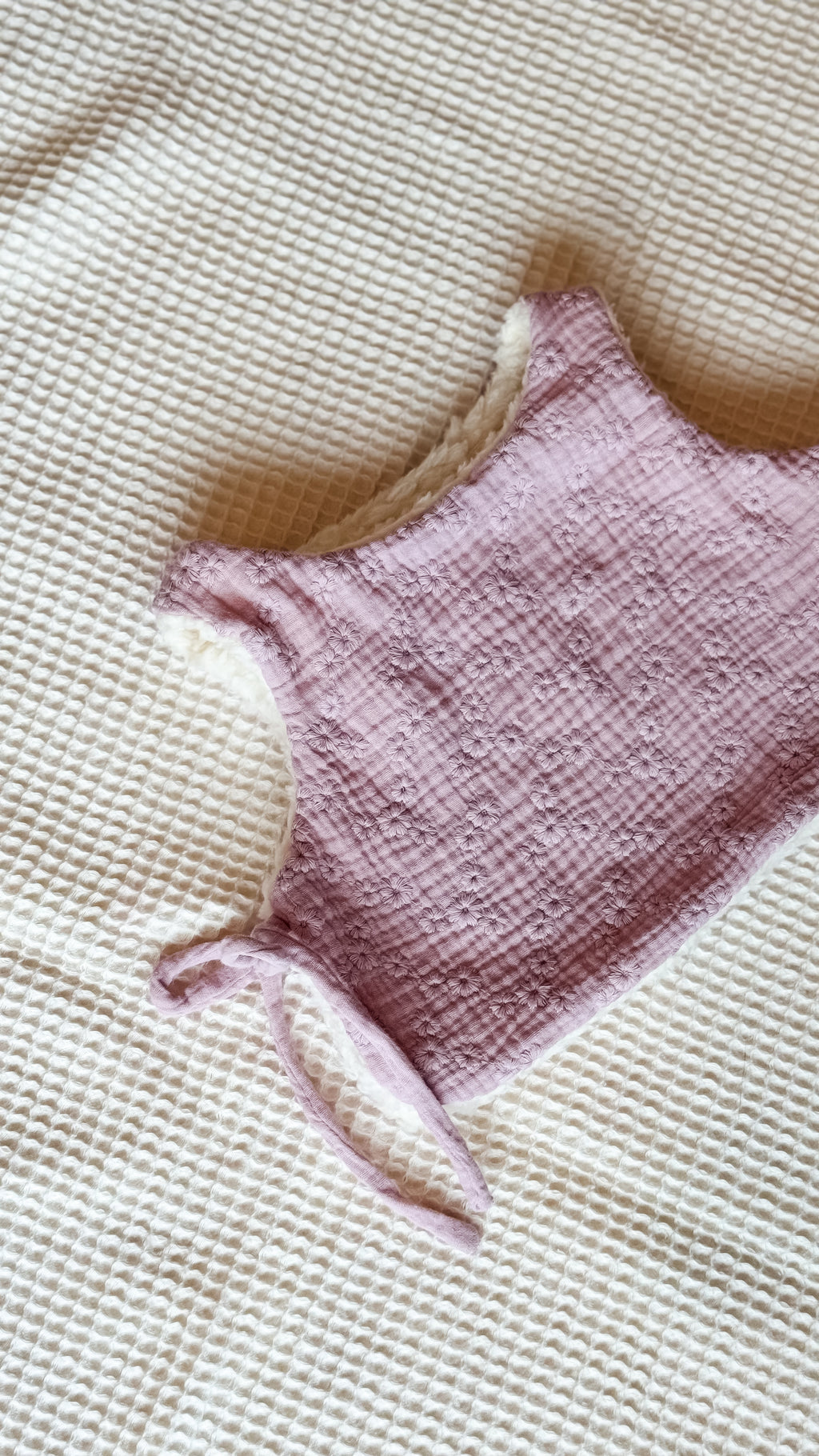 Vest i bomull teddy med knyting under armene - rosa musselin