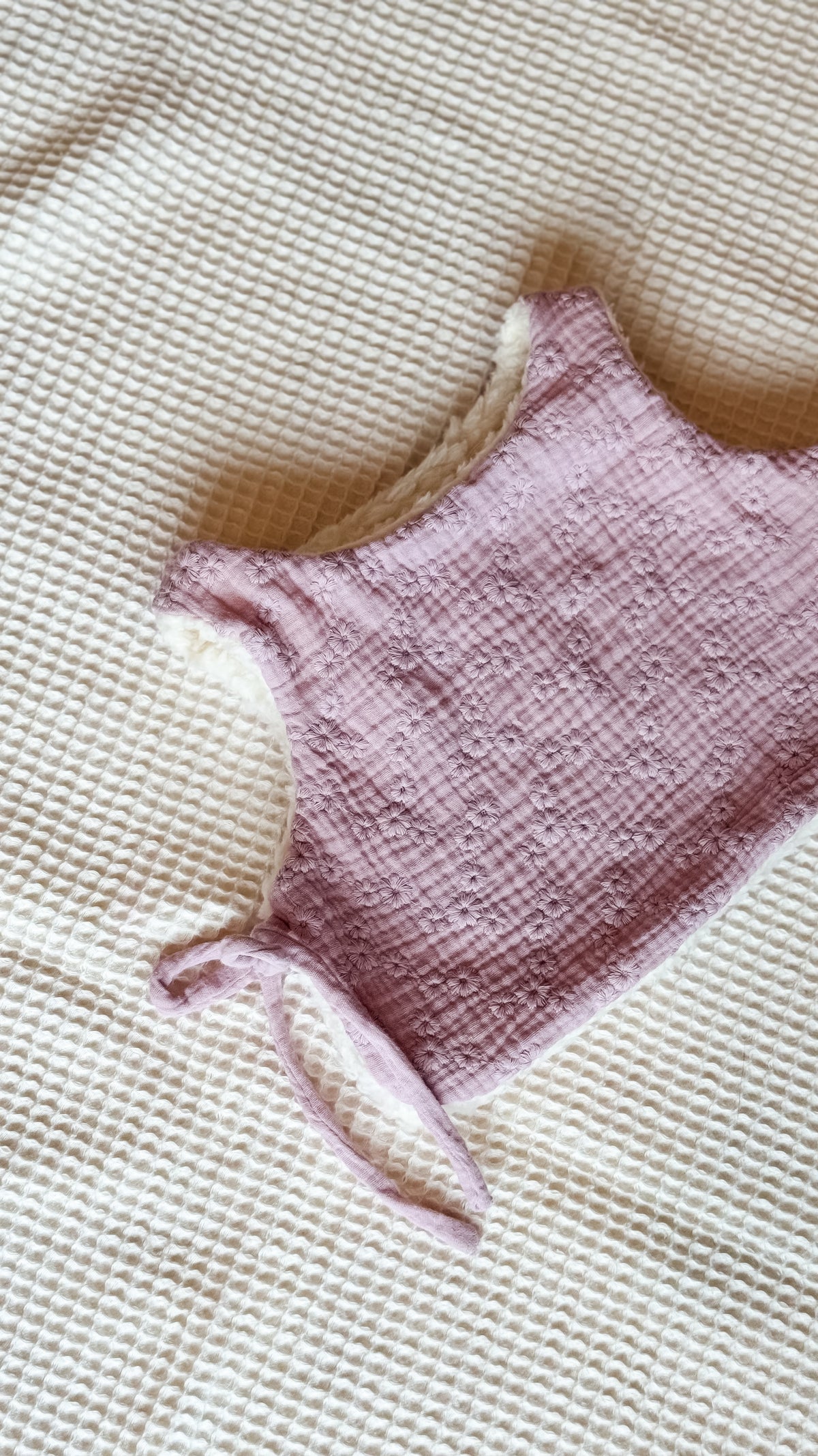 Vest i bomull teddy med knyting under armene - rosa musselin