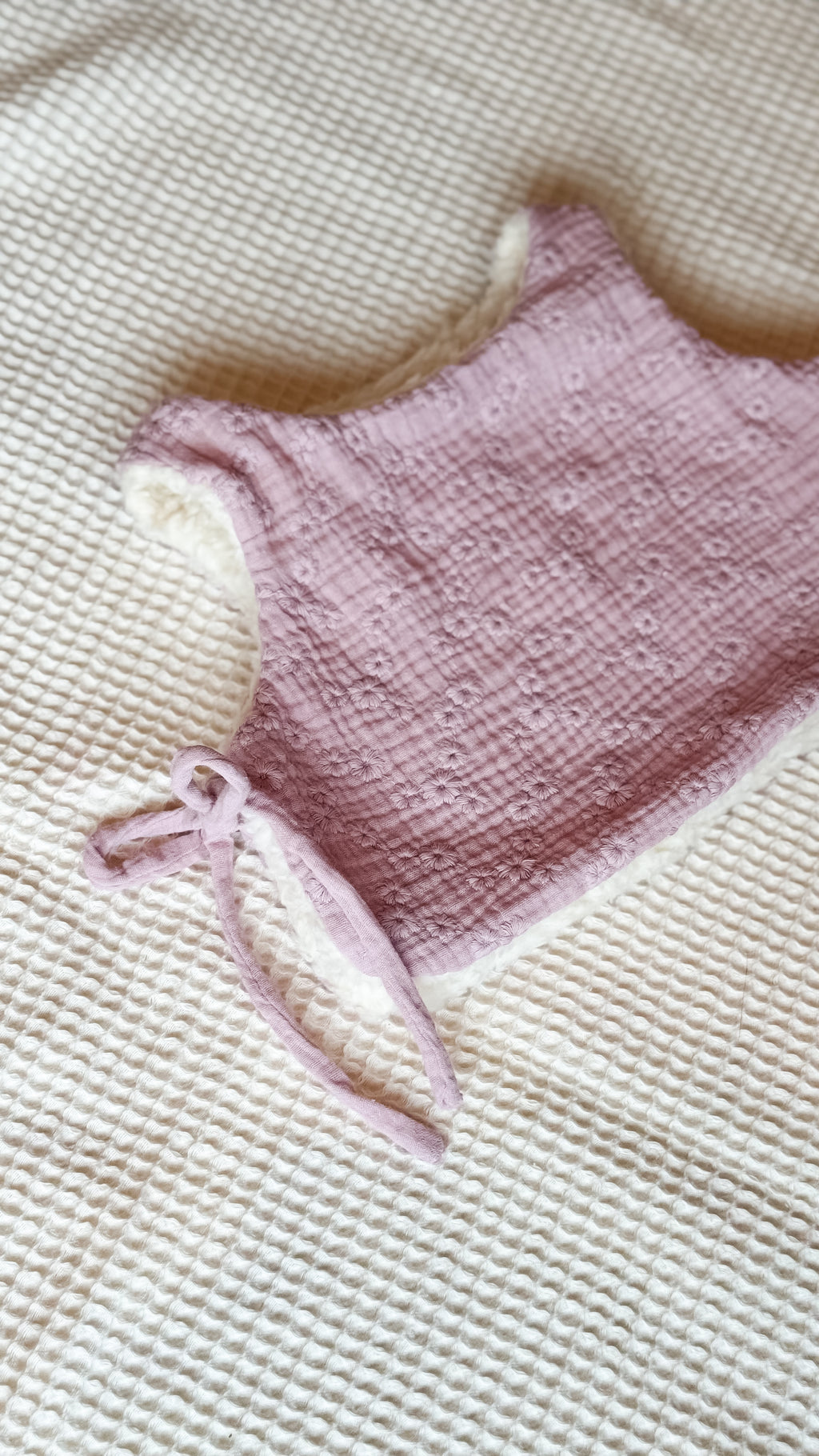 Vest i bomull teddy med knyting under armene - rosa musselin